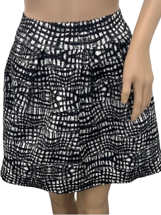 FSR Dresses & Skirts - FSR Freestyle Revolution Black & White Textured Flare Stretch Skirt - Size M